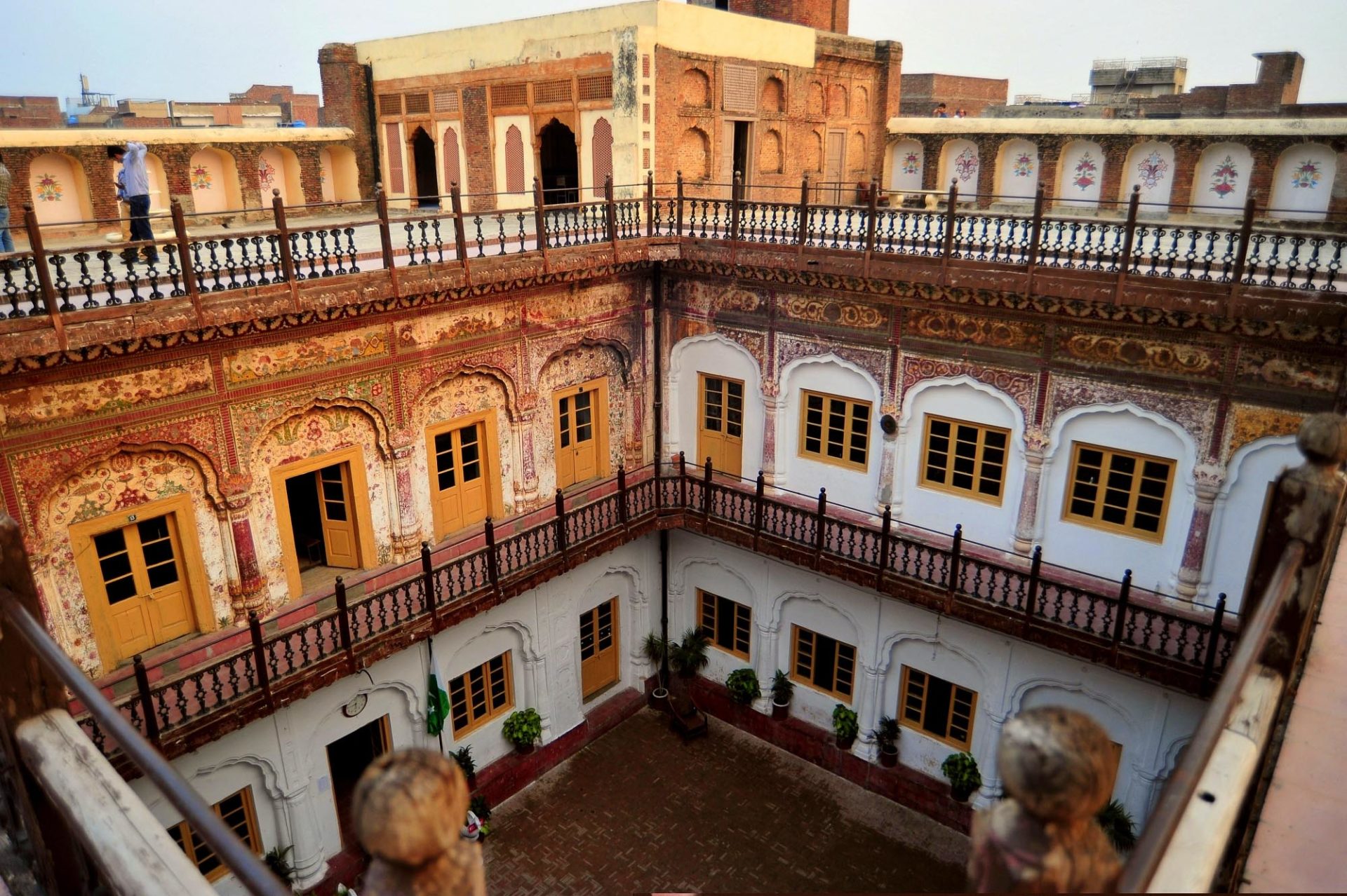 How British Colonial Architecture Excluded Pakistani Women From the Public Sphere